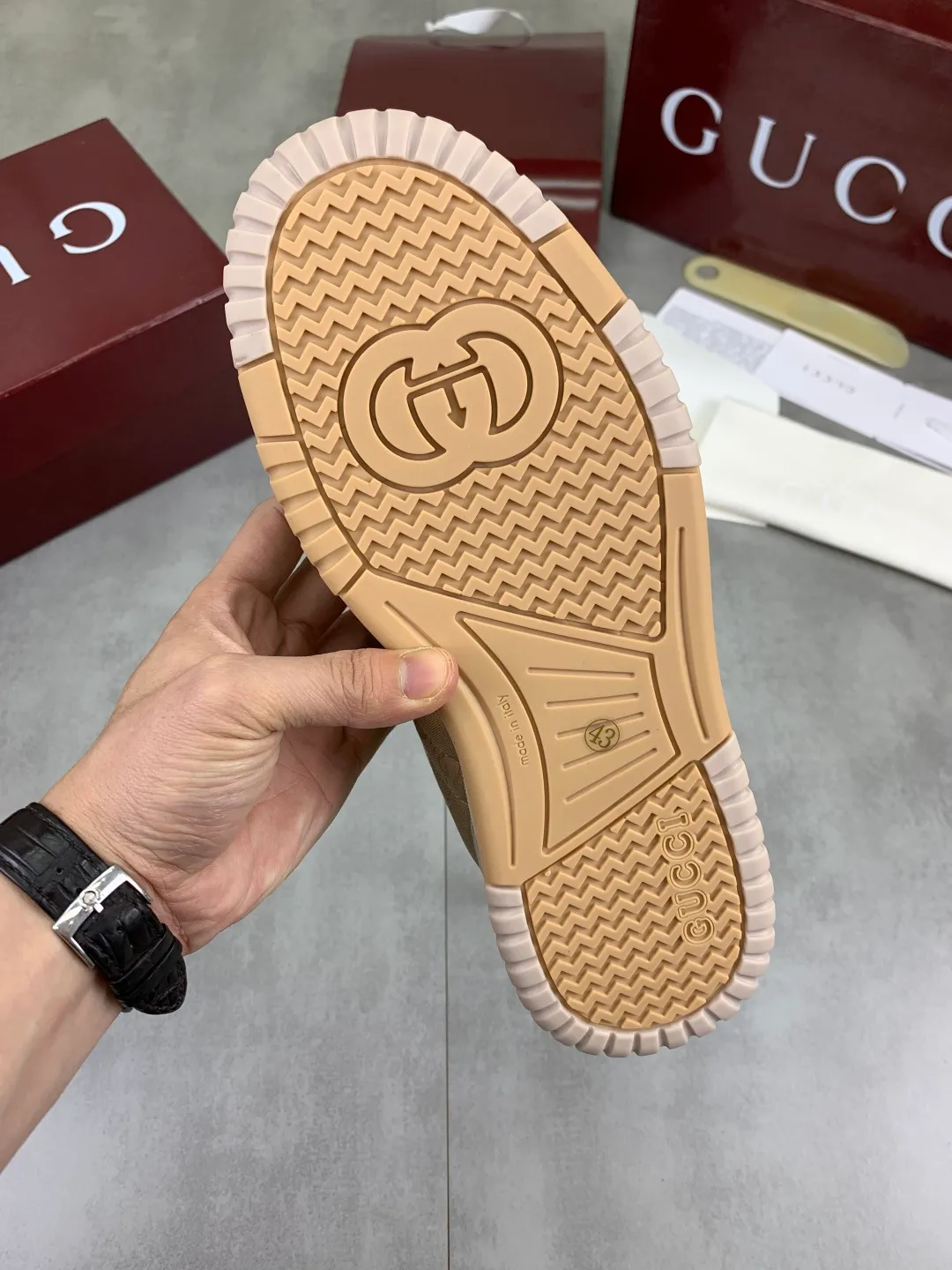 Men's men's shoes 💰P542 new Gucci Gucci couple 🧑‍🤝‍🧑 autumn and winter low-end catwalk casual sneakers, top version! Oil edge craftsmanship. New model for early spring, creating a perfect style, cool and sassy, ​​c-position fashionable wear, classic shoe style with retro and futuristic feel, showing exquisite texture! Open mold to customize high-density outsole. Comes fully packaged. Size: 35-45 Fabric: Imported calfskin punching Lining: Imported original towel lining